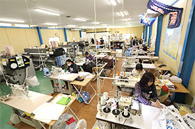 画像:自社工場での縫製施設